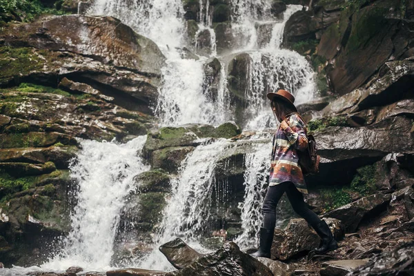 Stylisches Hipstermädchen Mit Hut Und Rucksack Das Wasserfall Wald Den — Stockfoto