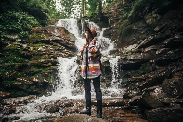 Viaje Concepto Vagabundeo Chica Hipster Con Estilo Sombrero Con Mochila —  Fotos de Stock