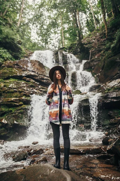 Stylisches Hipstermädchen Mit Hut Und Rucksack Steht Wasserfall Wald Den — Stockfoto