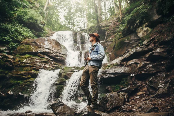 Stylischer Hipster Mit Hut Und Fotokamera Der Wasserfall Wald Den — Stockfoto