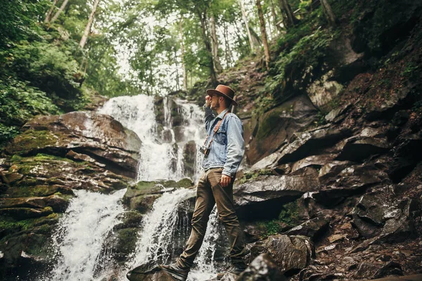 Reise Und Fernweh Konzept Stylischer Hipster Mit Hut Und Fotokamera — Stockfoto