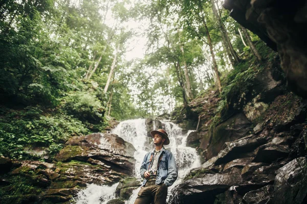 Viaje Concepto Vagabundeo Hombre Hipster Con Estilo Sombrero Con Cámara —  Fotos de Stock