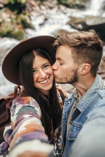 Stílusos Csípő Pár Vesz Selfie Megcsókolta Erdő Hegyek Vízesés Jóképű — Stock Fotó