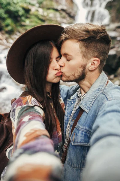 Élégant Couple Hipster Prendre Selfie Embrasser Cascade Dans Forêt Dans — Photo