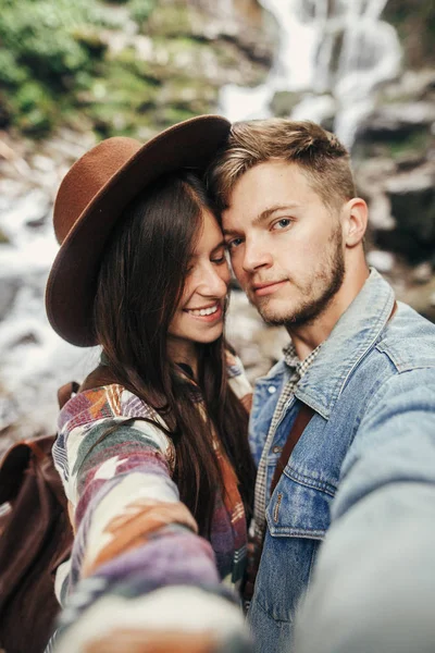 Stijlvolle Hipster Paar Selfie Nemen Glimlachen Bij Waterval Forest Bergen — Stockfoto