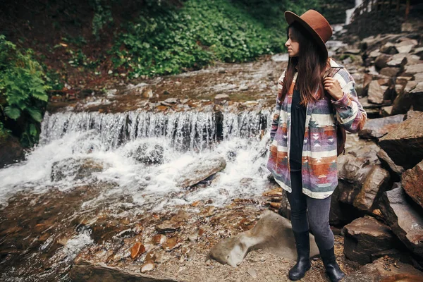 Menina Hipster Elegante Chapéu Com Mochila Cachoeira Floresta Montanhas Mulher — Fotografia de Stock