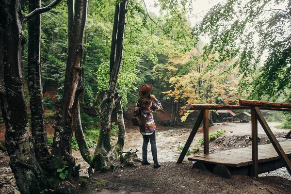 Chica Hipster Con Estilo Sombrero Con Mochila Caminando Bosque Las —  Fotos de Stock