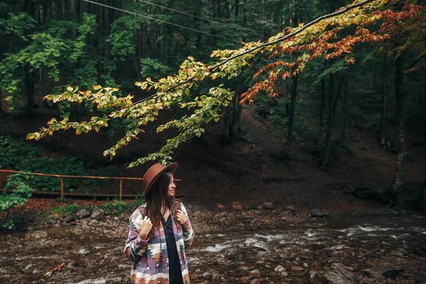 Ormandaki Dağlarda Rahatlatıcı Sırt Çantası Ile Şapkalı Şık Hippi Kız — Stok fotoğraf