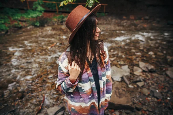 Viaje Concepto Vagabundeo Chica Hipster Con Estilo Sombrero Con Mochila —  Fotos de Stock