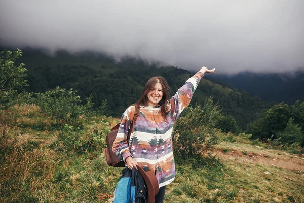 霧の深い山々 に幸せな旅行者の内気な少女 夏休み テキストのためのスペース 幸せな大気の瞬間 女性が旅行します 旅と放浪癖の概念 — ストック写真