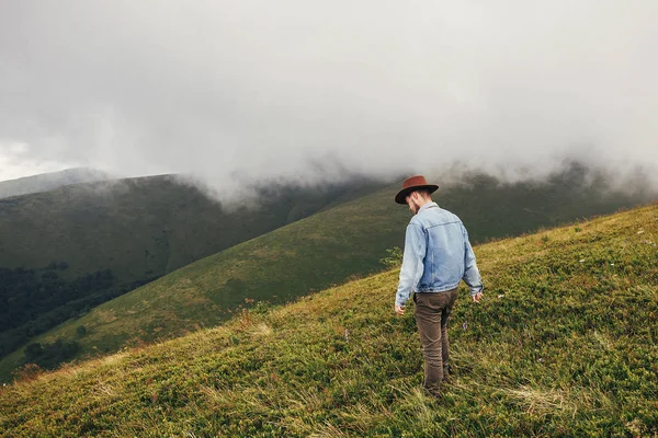 Viagem Conceito Wanderlust Homem Viajante Elegante Chapéu Andando Topo Das — Fotografia de Stock