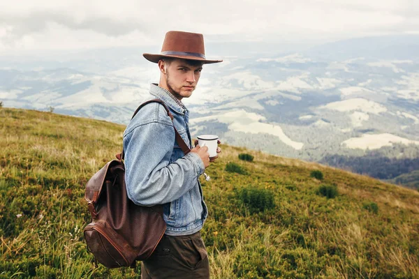 Stilvoller Reisender Mit Hut Und Rucksack Der Eine Tasse Tee — Stockfoto