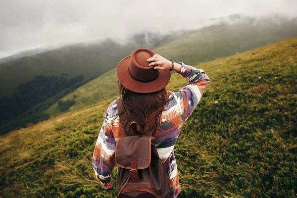 Eleganta Traveler Hipster Flicka Håller Hatt Med Ryggsäck Och Blåsigt — Stockfoto