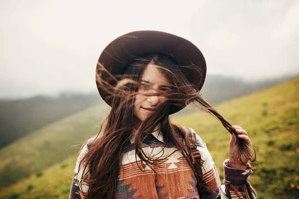 Stylové Cestovní Bederní Dívka Klobouku Batoh Drží Větrno Vlasy Pózování — Stock fotografie