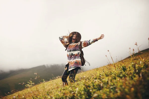 Szczęśliwy Podróżnik Hipster Dziewczyna Kapeluszu Skoki Plecaka Uśmiechając Się Góry — Zdjęcie stockowe