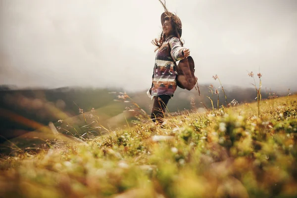 Viajero Elegante Chica Hipster Sombrero Saltando Con Mochila Sonriendo Las — Foto de Stock