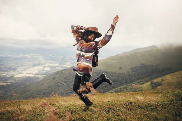 Élégant Voyageur Fille Hipster Chapeau Sautant Avec Sac Dos Souriant — Photo