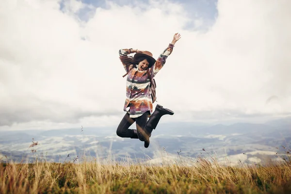 Chica Hipster Viajero Feliz Sombrero Saltando Con Mochila Sonriendo Las — Foto de Stock