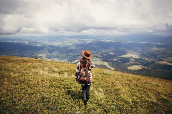 Travel Wanderlust Concept Stylish Traveler Hipster Girl Holding Hat Backpack — Stock Photo, Image