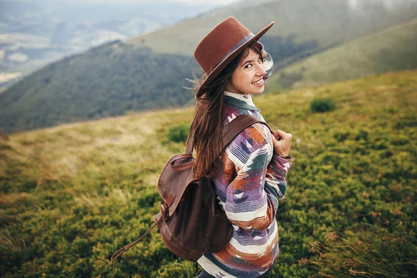 Menina Viajante Elegante Feliz Segurando Chapéu Com Mochila Cabelo Ventoso — Fotografia de Stock