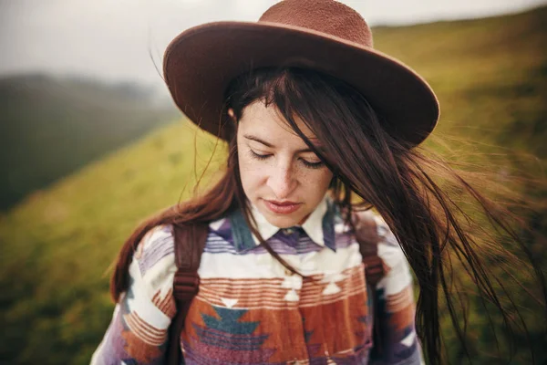 Happy Traveler Hipster Girl Hat Windy Hair Relaxing Sunny Mountains — Stock Photo, Image