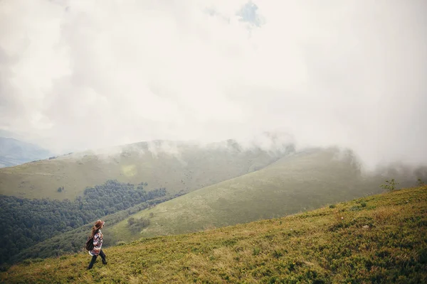 Menina Hipster Viajante Feliz Chapéu Andando Com Mochila Montanhas Ensolaradas — Fotografia de Stock