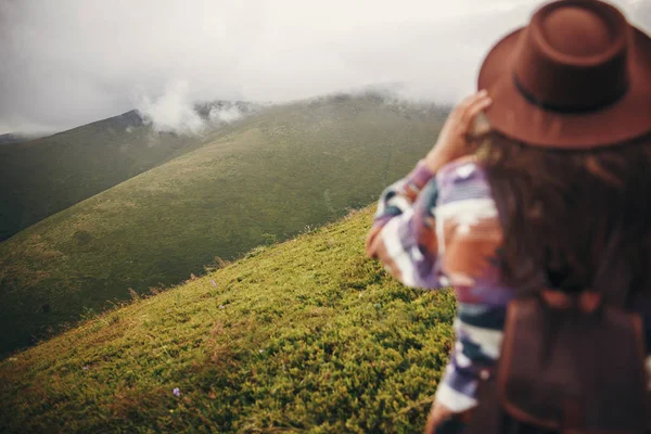 Stilvolles Reiselädchen Mit Hut Rucksack Und Windigem Haar Mit Blick — Stockfoto