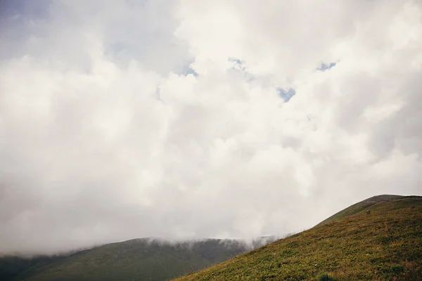 Hermosa Colina Con Hierba Nubes Brumosas Niebla Montañas Soleadas Paisaje —  Fotos de Stock