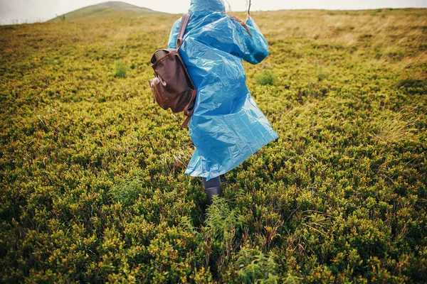 여행자 Hipster 파란색 비옷에 텍스트를 공간입니다 순간입니다 여행과 개념입니다 언덕에 — 스톡 사진