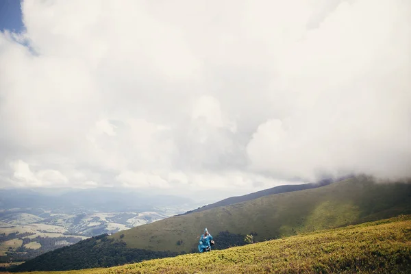 Viajero Chica Hipster Impermeable Azul Con Mochila Explorando Montañas Brumosas —  Fotos de Stock
