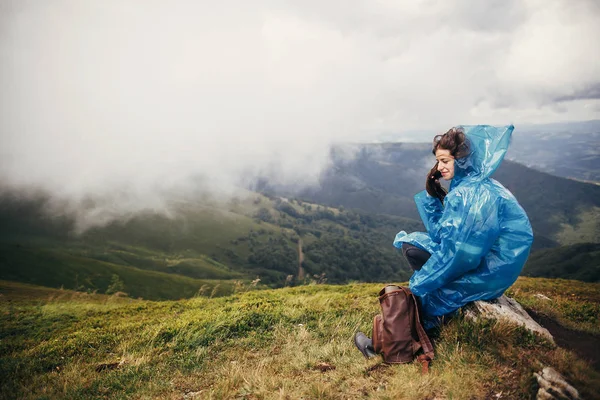 Viajante Hipster Menina Capa Chuva Azul Com Mochila Explorando Montanhas — Fotografia de Stock