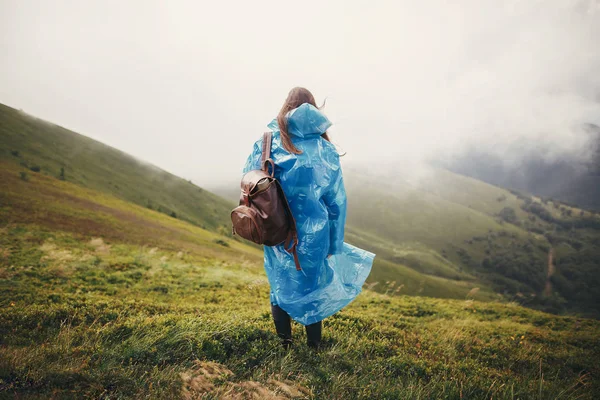 Reise Und Fernweh Konzept Reisendes Hipstermädchen Blauem Regenmantel Mit Rucksack — Stockfoto