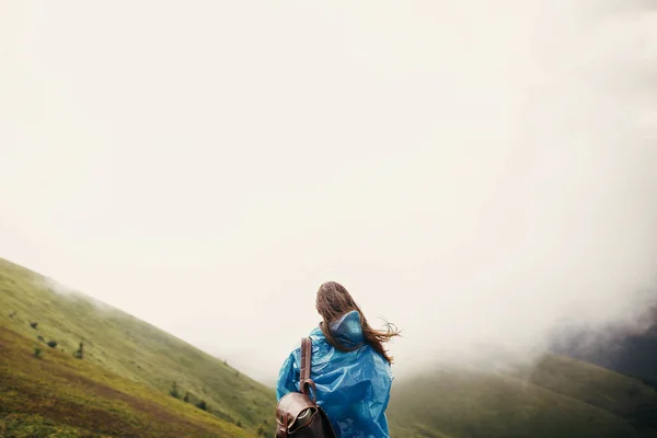 Koncepcja Podróży Wanderlust Podróżnik Hipster Dziewczyna Niebieski Płaszcz Plecakiem Zwiedzania — Zdjęcie stockowe