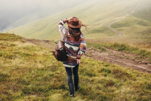 Viagem Conceito Wanderlust Menina Viajante Elegante Segurando Chapéu Com Mochila — Fotografia de Stock