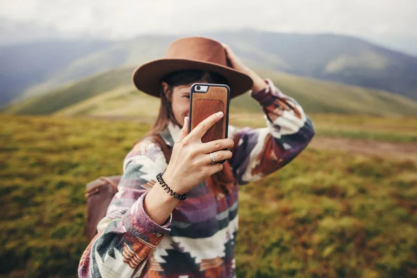 Menina Viajante Elegante Chapéu Com Cabelo Ventoso Segurando Telefone Fazendo — Fotografia de Stock