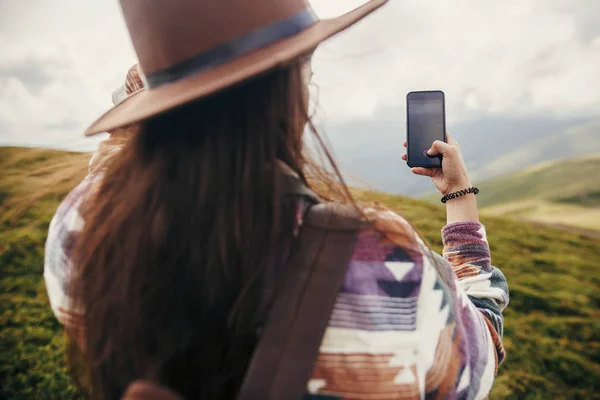 Stylish Traveler Girl Hat Windy Hair Holding Phone Taking Picture — Stock Photo, Image