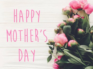 mutlu anneler günü metin pembe peonies buket rustik Beyaz ahşap arka planda üstten görünüm üzerinde. çiçek tebrik kartı kavramı, düz yatıyordu. Anneler günü. ihale bahar görüntü