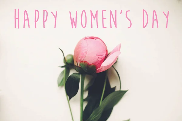 Ευτυχισμένος Γυναικών Μέρα Κείμενο Ροζ Παιώνιες Μπουκέτο Ρουστίκ Λευκό Παράθυρο — Φωτογραφία Αρχείου