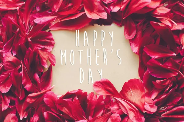Fröhliche Muttertagstexte Auf Roten Pfingstrosen Blütenblättern Auf Rustikalem Weißem Holzgrund — Stockfoto