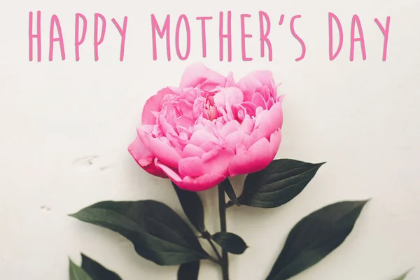 Szczęśliwą Matką Dzień Tekst Różowa Piwonia Rustykalne Drewniane Tle Świetle — Zdjęcie stockowe