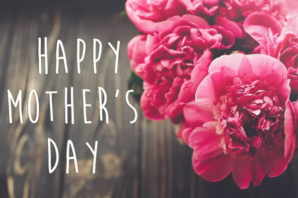 Szczęśliwą Matką Dzień Tekst Różowe Piwonie Bukiet Rustykalne Ciemne Drewniane — Zdjęcie stockowe