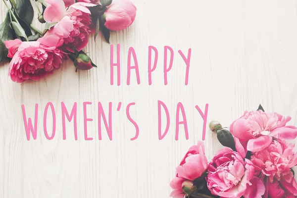 Dzień Szczęśliwy Kobiet Tekst Różowe Piwonie Bukiet Rustykalne Drewniane Tle — Zdjęcie stockowe