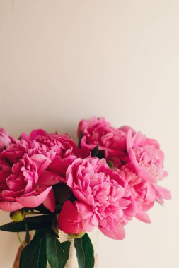 çok güzel pembe peonies buket rustik eski Beyaz ahşap pencere ışık, metin için yer. Üstten Görünüm. çiçek tebrik kartı. kırsal ülke görüntü. eski püskü şık konsept