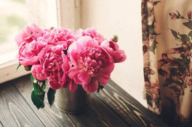 çok güzel pembe peonies buket pencere ışıkta rustik Beyaz ahşap arka plan üzerinde. eski püskü şık konsept