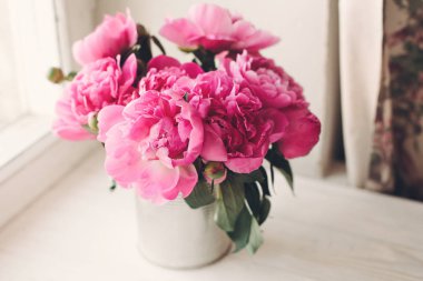 çok güzel pembe peonies buket pencere ışıkta rustik Beyaz ahşap arka plan üzerinde. eski püskü şık konsept