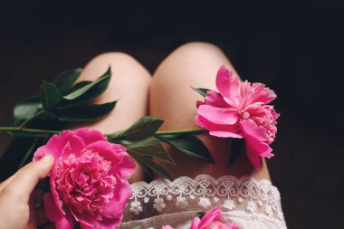  güzel peonies üstten görünüm içinde beyaz bohem kadın ayak üzerinde
