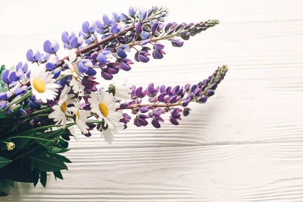 Mooie Lupine Kamille Boeket Licht Rustieke Witte Houten Achtergrond Licht — Stockfoto