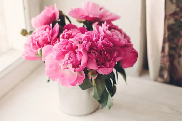 Bel Bouquet Peonie Rosa Sfondo Legno Bianco Rustico Alla Luce — Foto Stock