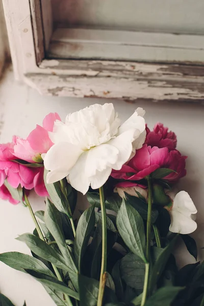 Красивий Букет Квітів Білих Рожевих Півоній Сільському Білому Дерев Яному — стокове фото