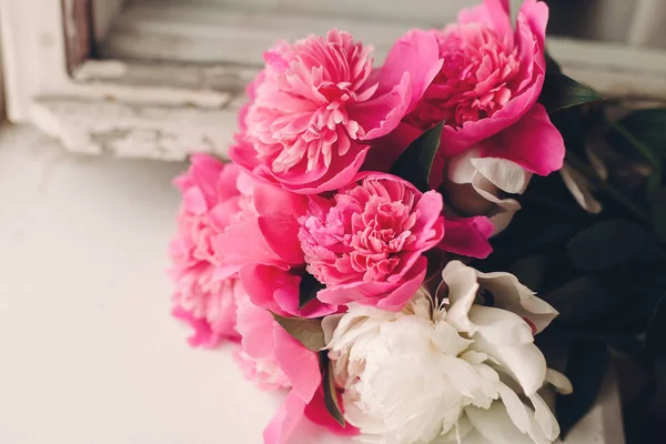 Hermoso Ramo Flores Peonías Blancas Rosadas Sobre Fondo Rústico Madera — Foto de Stock